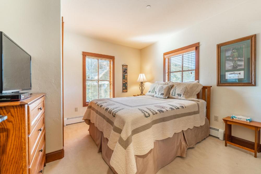 Oro Grande by Summit County Mountain Retreats